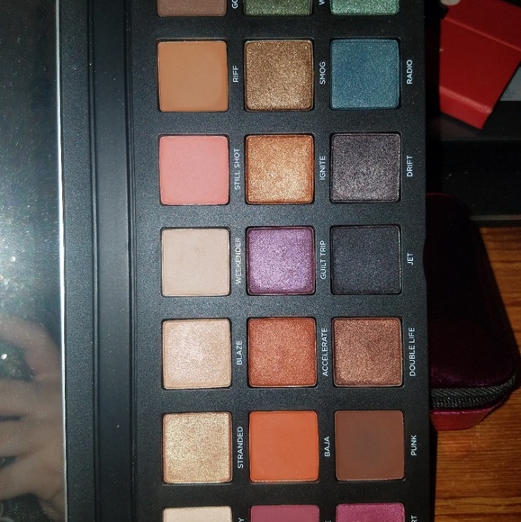 SOLD - EUC Urban Decay Born To Run Palette - Picture 3 of 4